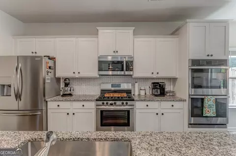 Kitchen - 405 Benstone Dr NE, Calhoun, GA 30701 photo 2 of 8