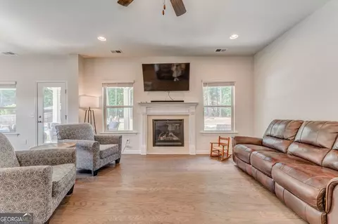 Living - 405 Benstone Dr NE, Calhoun, GA 30701 photo 3 of 3