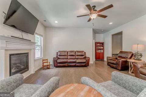 Living - 405 Benstone Dr NE, Calhoun, GA 30701 photo 2 of 3