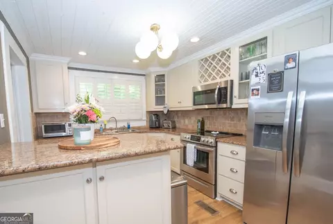 Kitchen - 146 Whitaker Rd, Lagrange, GA 30240 photo 2 of 4