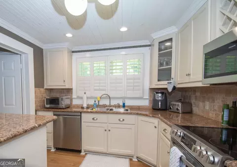 Kitchen - 146 Whitaker Rd, Lagrange, GA 30240 photo 3 of 4