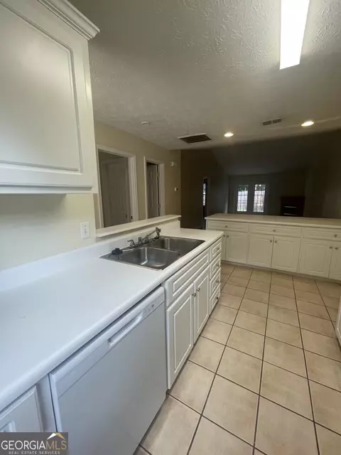 Kitchen - 105 Clara Jean Ct, Lagrange, GA 30241 photo 4 of 5