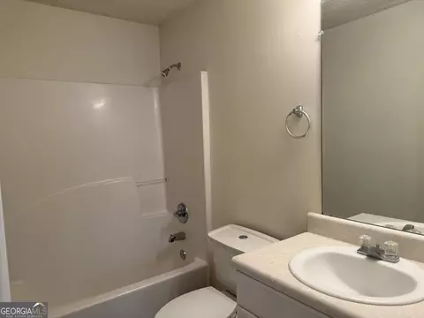 Bath - 6264 Lakeview Ct, Rex, GA 30273 photo 3 of 3