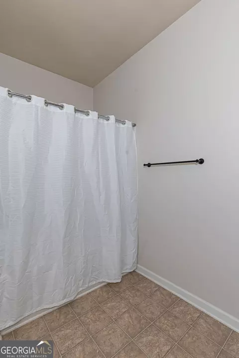 Bath - 239 River Meadow Dr, Lagrange, GA 30241 photo 1 of 2