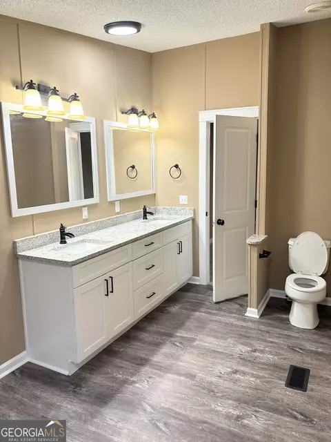 Bath - 258 Rome St, Bowdon, GA 30108 photo 2 of 5