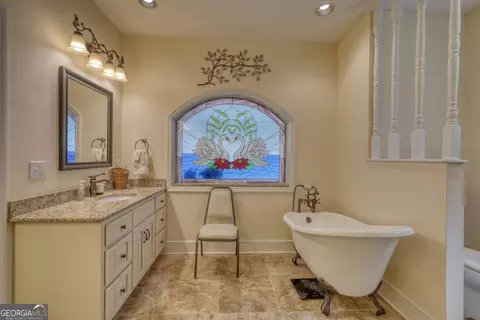 Bath - 266 E Wright Rd, Blairsville, GA 30512 photo 3 of 6