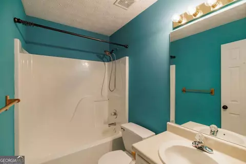 Bath - 2249 Cluster Ln, Grayson, GA 30017 photo 4 of 5
