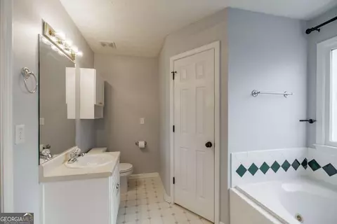 Bath - 2249 Cluster Ln, Grayson, GA 30017 photo 3 of 5