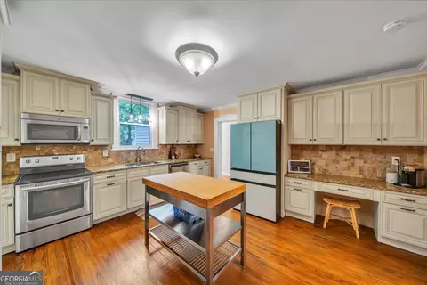 Kitchen - 902 Washington St, Perry, GA 31069 photo 2 of 5