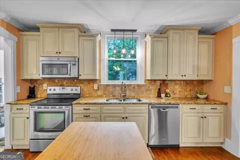 Kitchen - 902 Washington St, Perry, GA 31069 photo 5 of 5