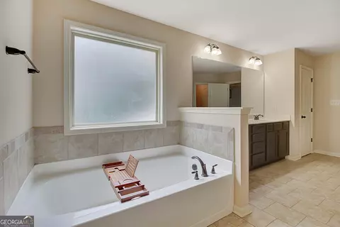 Bath - 568 Kory Dr, Newnan, GA 30263 photo 2 of 4