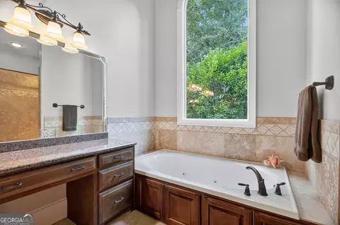 Bath - 100 Lakeshore Pointe Pointe, Lagrange, GA 30240 photo 3 of 9