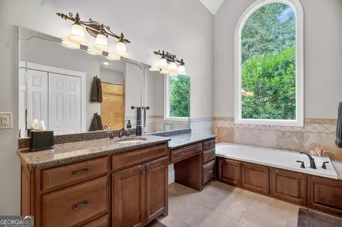 Bath - 100 Lakeshore Pointe Pointe, Lagrange, GA 30240 photo 2 of 9