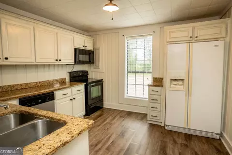 Kitchen - 16192 Raybon Rd E, Nahunta, GA 31553 photo 1 of 2