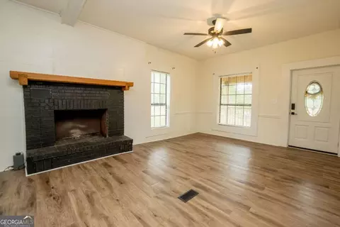 Living - 16192 Raybon Rd E, Nahunta, GA 31553 photo 1 of 4