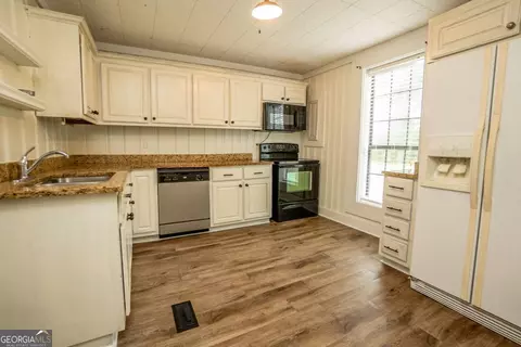 Kitchen - 16192 Raybon Rd E, Nahunta, GA 31553 photo 2 of 2