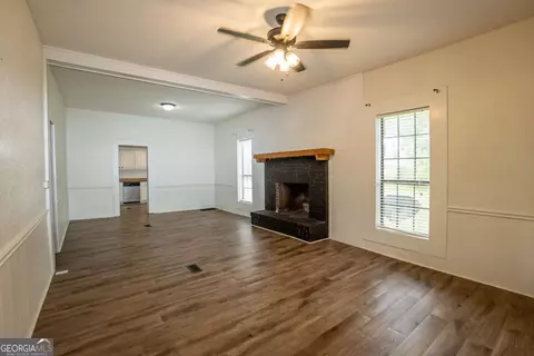 Living - 16192 Raybon Rd E, Nahunta, GA 31553 photo 3 of 4