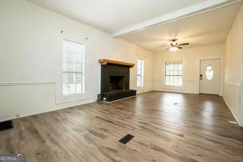 Living - 16192 Raybon Rd E, Nahunta, GA 31553 photo 4 of 4