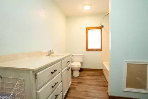 Bath - 16192 Raybon Rd E, Nahunta, GA 31553 photo 1 of 2