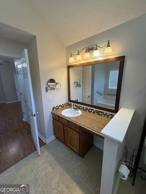 Bath - 403 Lexington Park Dr, Lagrange, GA 30241 photo 3 of 9