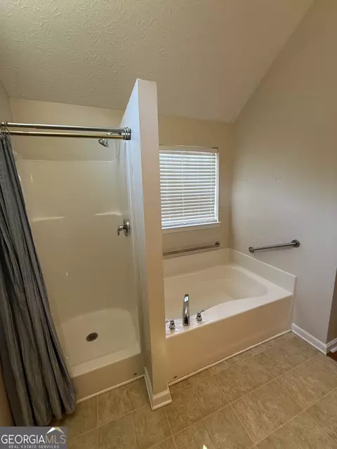 Bath - 403 Lexington Park Dr, Lagrange, GA 30241 photo 4 of 9