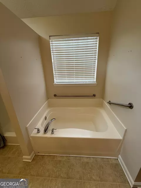 Bath - 403 Lexington Park Dr, Lagrange, GA 30241 photo 7 of 9