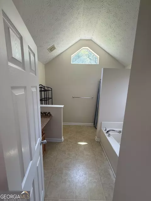Bath - 403 Lexington Park Dr, Lagrange, GA 30241 photo 1 of 9