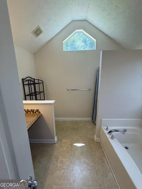 Bath - 403 Lexington Park Dr, Lagrange, GA 30241 photo 2 of 9