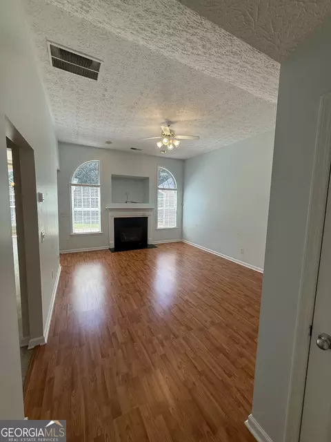 Living - 403 Lexington Park Dr, Lagrange, GA 30241 photo 1 of 2