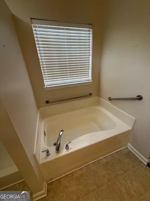 Bath - 403 Lexington Park Dr, Lagrange, GA 30241 photo 6 of 9