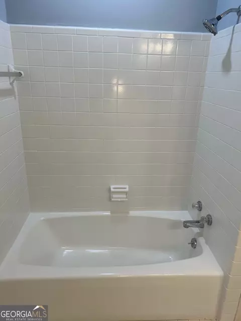 Bath - 418 E 8th St SE, Rome, GA 30161 photo 2 of 4