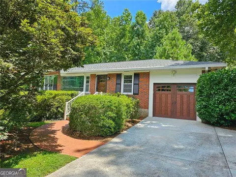 2461 Woodridge Dr, Decatur, GA 30033