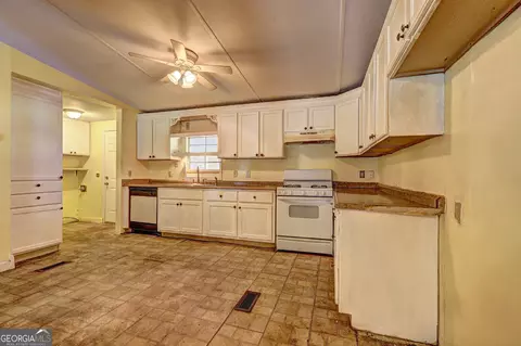 Kitchen - 231 Norfolk Dr, Hampton, GA 30228 photo 2 of 3