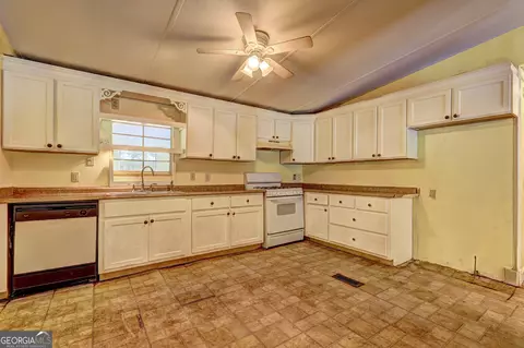 Kitchen - 231 Norfolk Dr, Hampton, GA 30228 photo 1 of 3