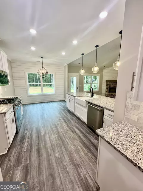 Kitchen - 1611 Gratis Rd, Monroe, GA 30656 photo 6 of 9