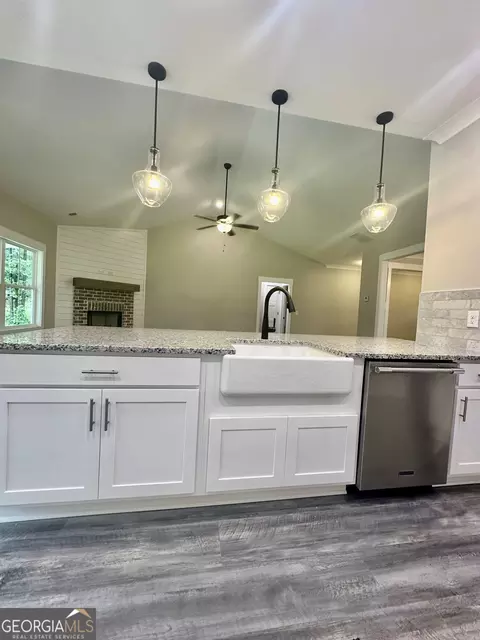 Kitchen - 1611 Gratis Rd, Monroe, GA 30656 photo 5 of 9