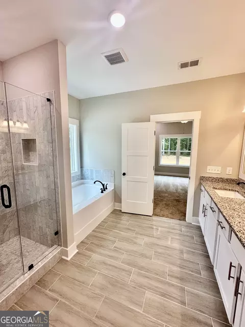 Bath - 1611 Gratis Rd, Monroe, GA 30656 photo 2 of 10