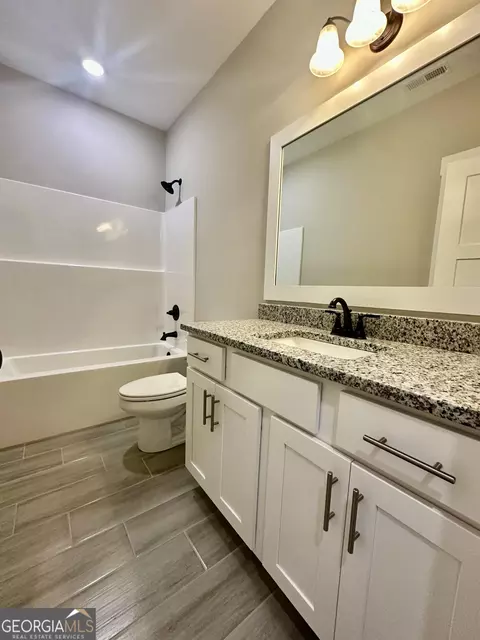 Bath - 1611 Gratis Rd, Monroe, GA 30656 photo 9 of 10