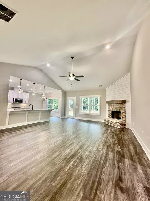Living - 1611 Gratis Rd, Monroe, GA 30656 photo 1 of 1