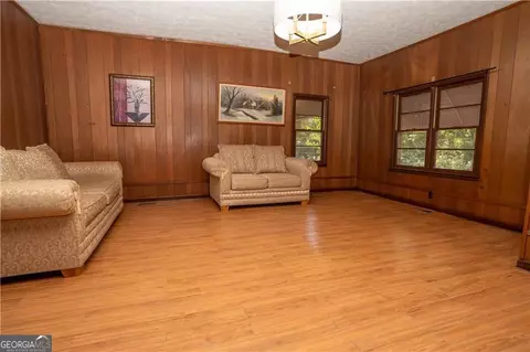 Living - 305 Wolfe St, Dublin, GA 31021 photo 4 of 8
