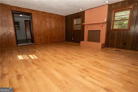 Living - 305 Wolfe St, Dublin, GA 31021 photo 6 of 8
