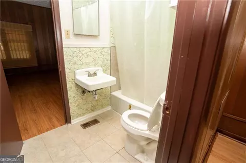 Bath - 305 Wolfe St, Dublin, GA 31021 photo 1 of 2