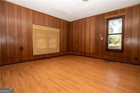 Living - 305 Wolfe St, Dublin, GA 31021 photo 3 of 8