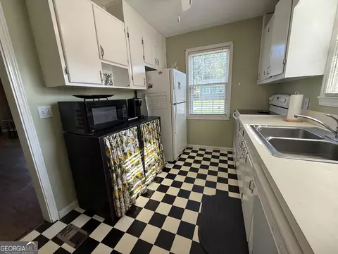Kitchen - 109 Elm Dr, Lagrange, GA 30240 photo 2 of 5