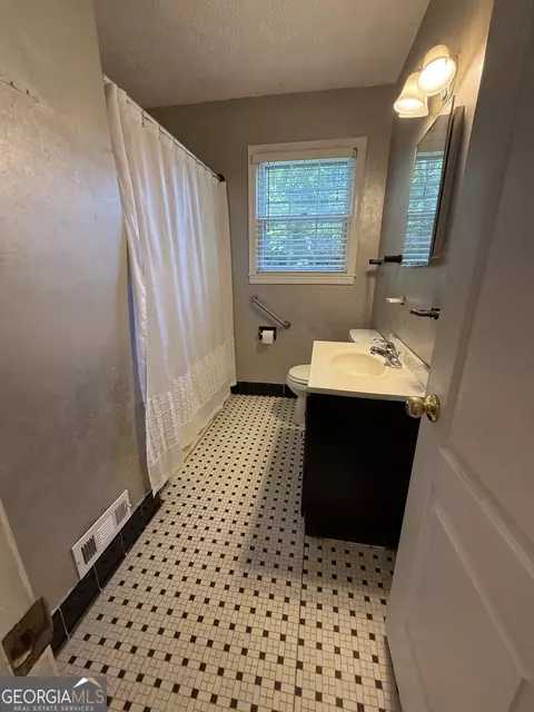 Bath - 109 Elm Dr, Lagrange, GA 30240 photo 1 of 3
