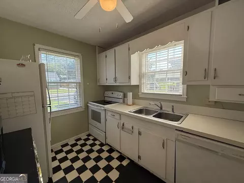 Kitchen - 109 Elm Dr, Lagrange, GA 30240 photo 4 of 5