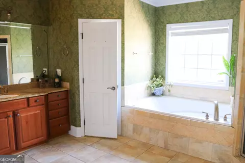 Bath - 1224 Walker Rd, Madison, GA 30650 photo 2 of 2
