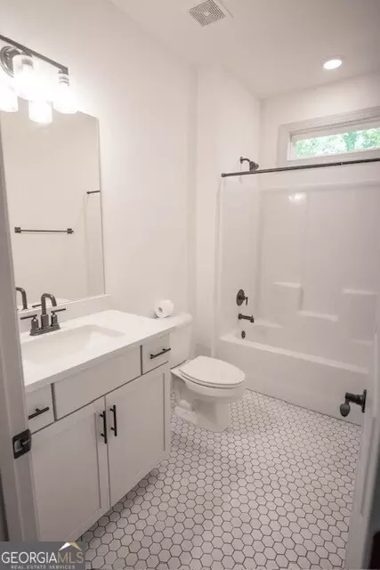 Bath - 124 Pine View Dr, Williamson, GA 30292 photo 1 of 3