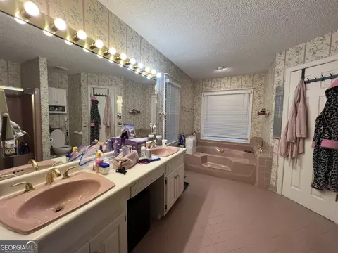 Bath - 114 Taylor Len Dr, Lagrange, GA 30240 photo 1 of 8