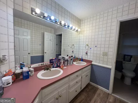 Bath - 114 Taylor Len Dr, Lagrange, GA 30240 photo 6 of 8